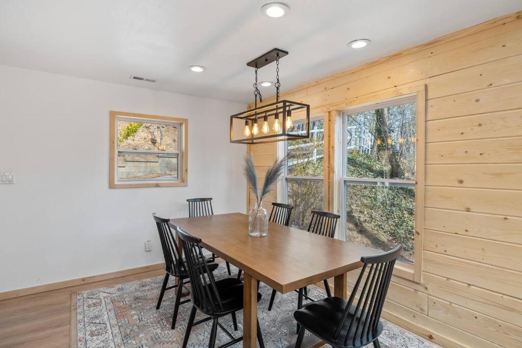 New! Modern Cabin With Two Decks, Bar & Game Room! Gatlinburg Exterior photo