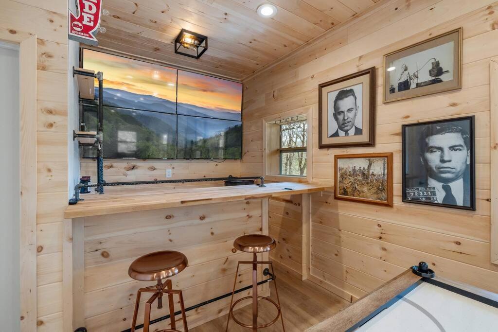 New! Modern Cabin With Two Decks, Bar & Game Room! Gatlinburg Exterior photo