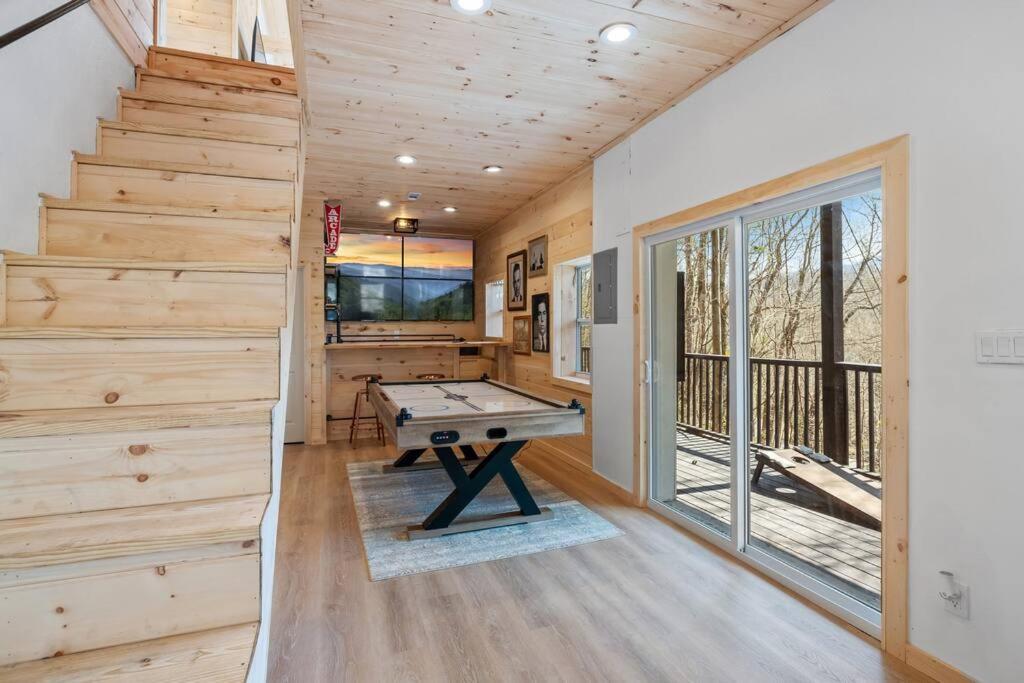 New! Modern Cabin With Two Decks, Bar & Game Room! Gatlinburg Exterior photo